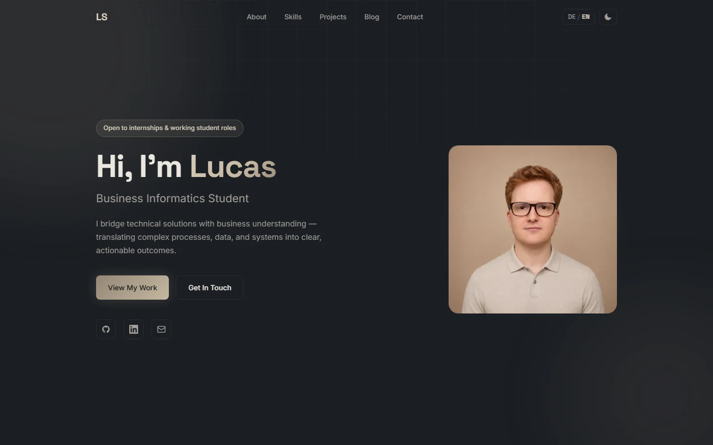 Homepage of lucasstrubel.me in dark mode with introduction and portrait